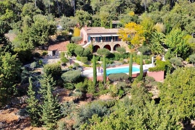 villa 5 Rooms for sale on LORGUES (83510)