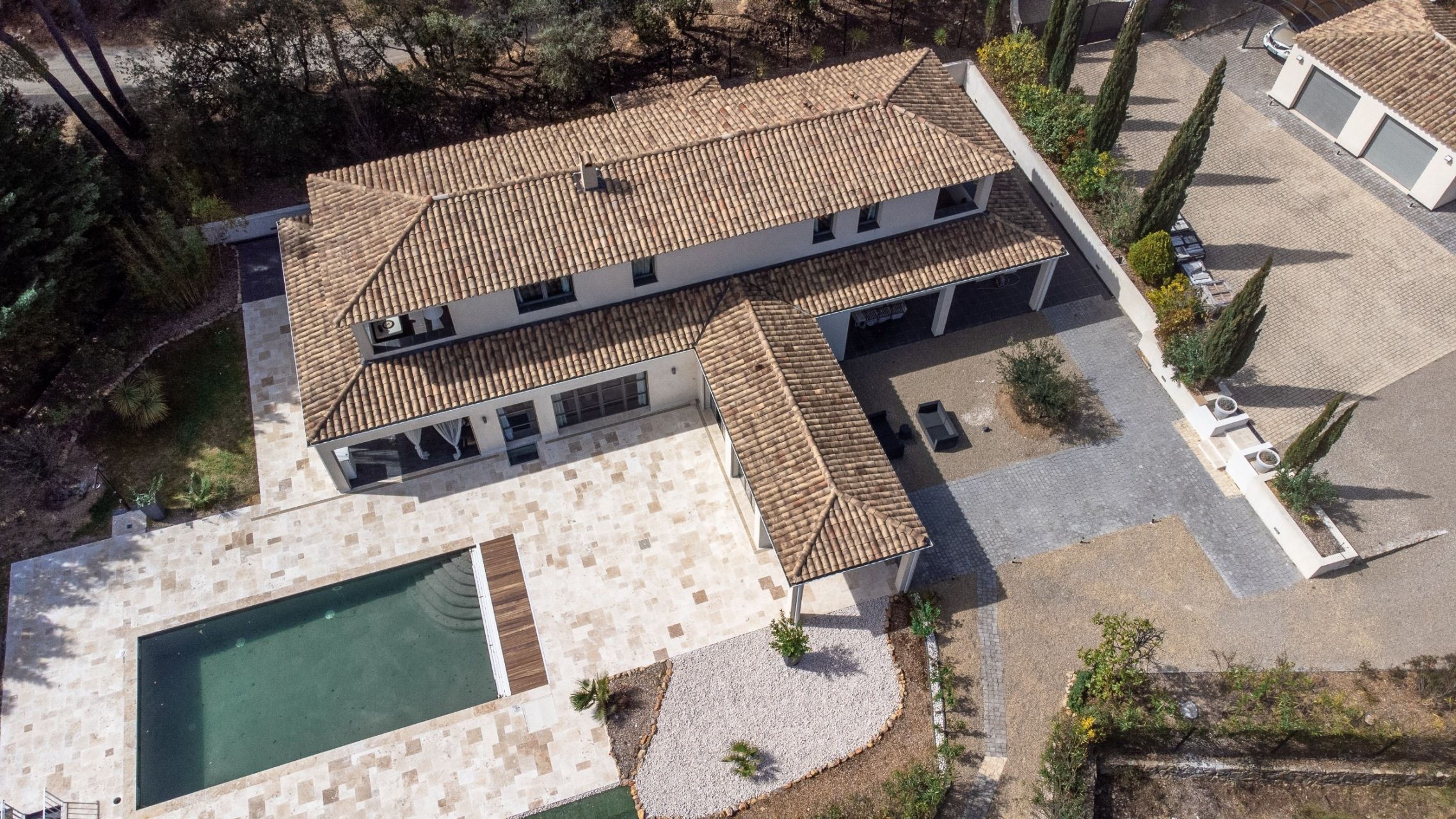 contemporary house 10 Rooms for sale on TOURTOUR (83690)
