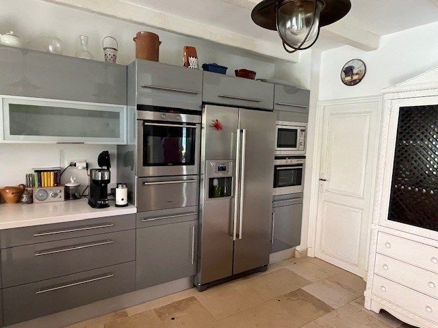 villa 8 Rooms for sale on SALERNES (83690)