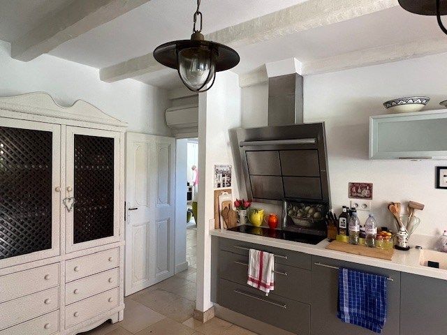 villa 8 Rooms for sale on SALERNES (83690)