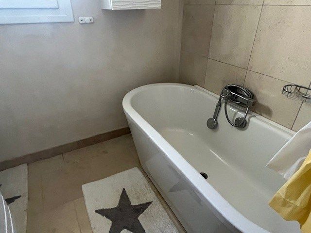villa 8 Rooms for sale on SALERNES (83690)