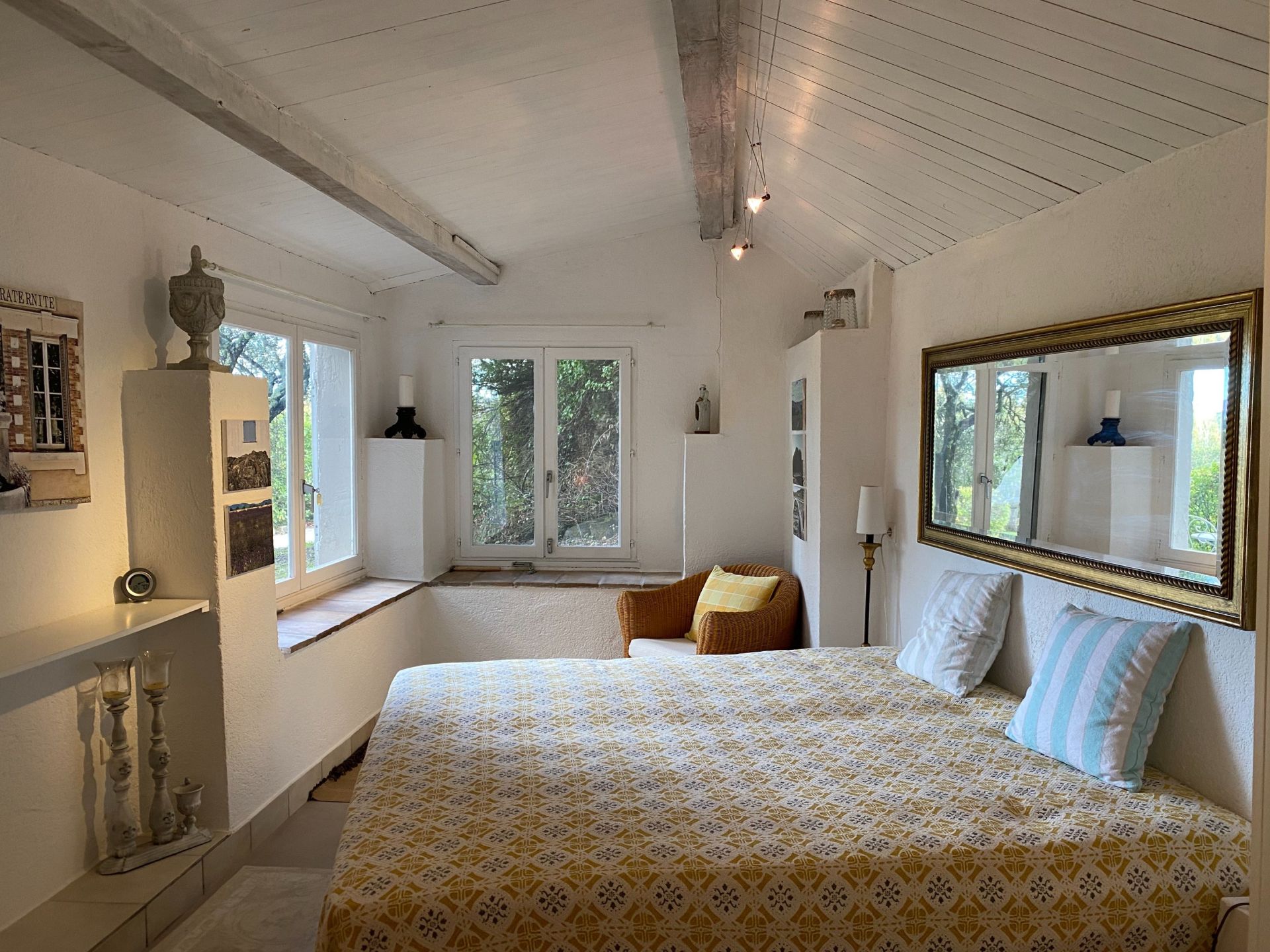 villa 8 Rooms for sale on SALERNES (83690)