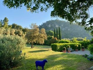 villa 8 Rooms for sale on SALERNES (83690)