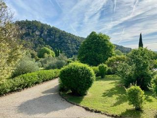 villa 8 Rooms for sale on SALERNES (83690)