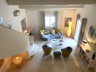 villa 8 Rooms for sale on SALERNES (83690)