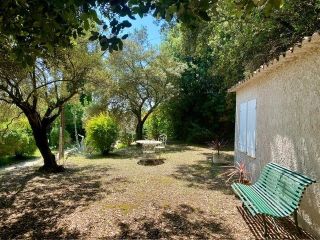 villa 8 Rooms for sale on SALERNES (83690)