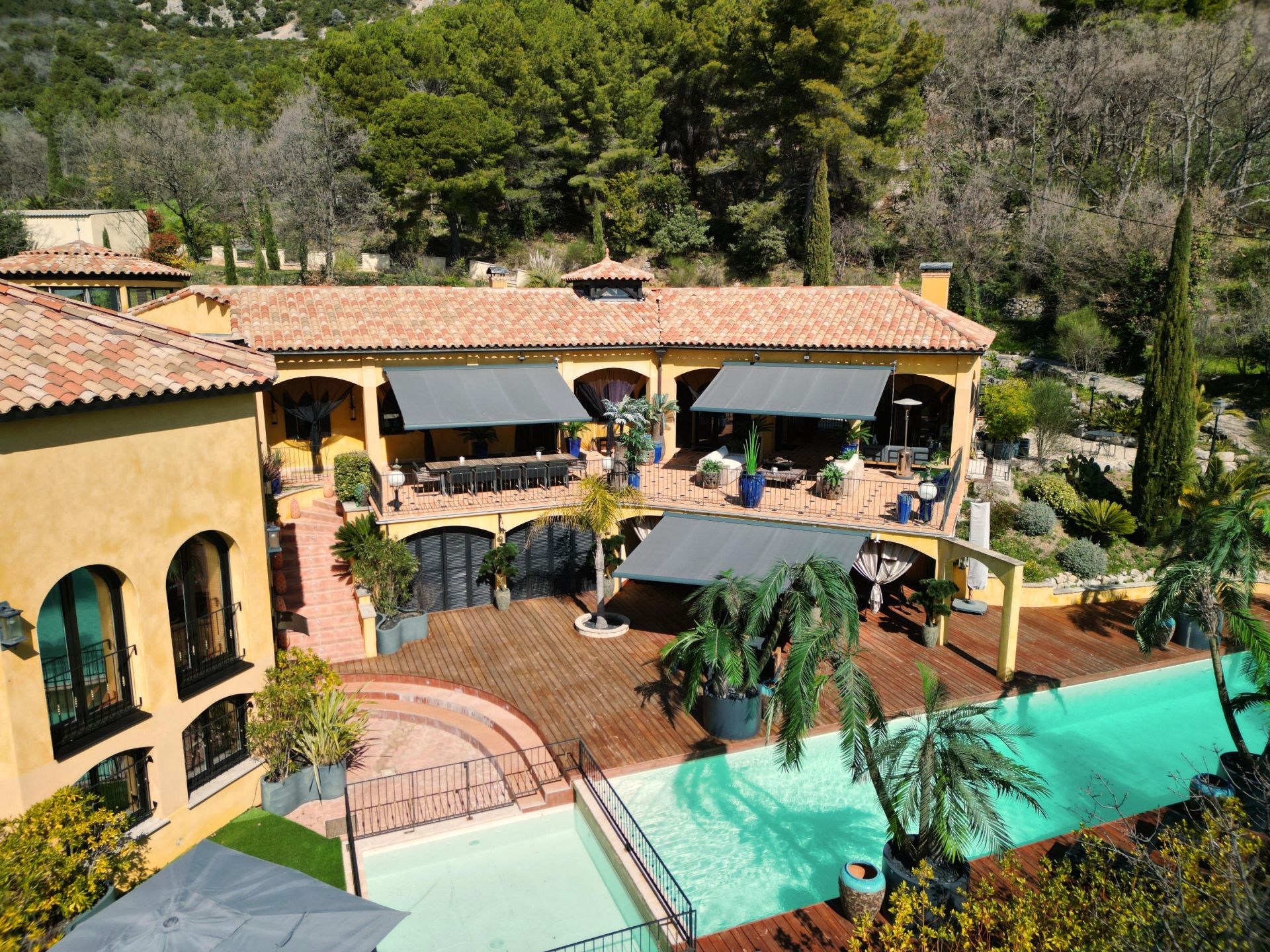 maison contemporaine 11 Pièces en vente sur BARGEMON (83830)