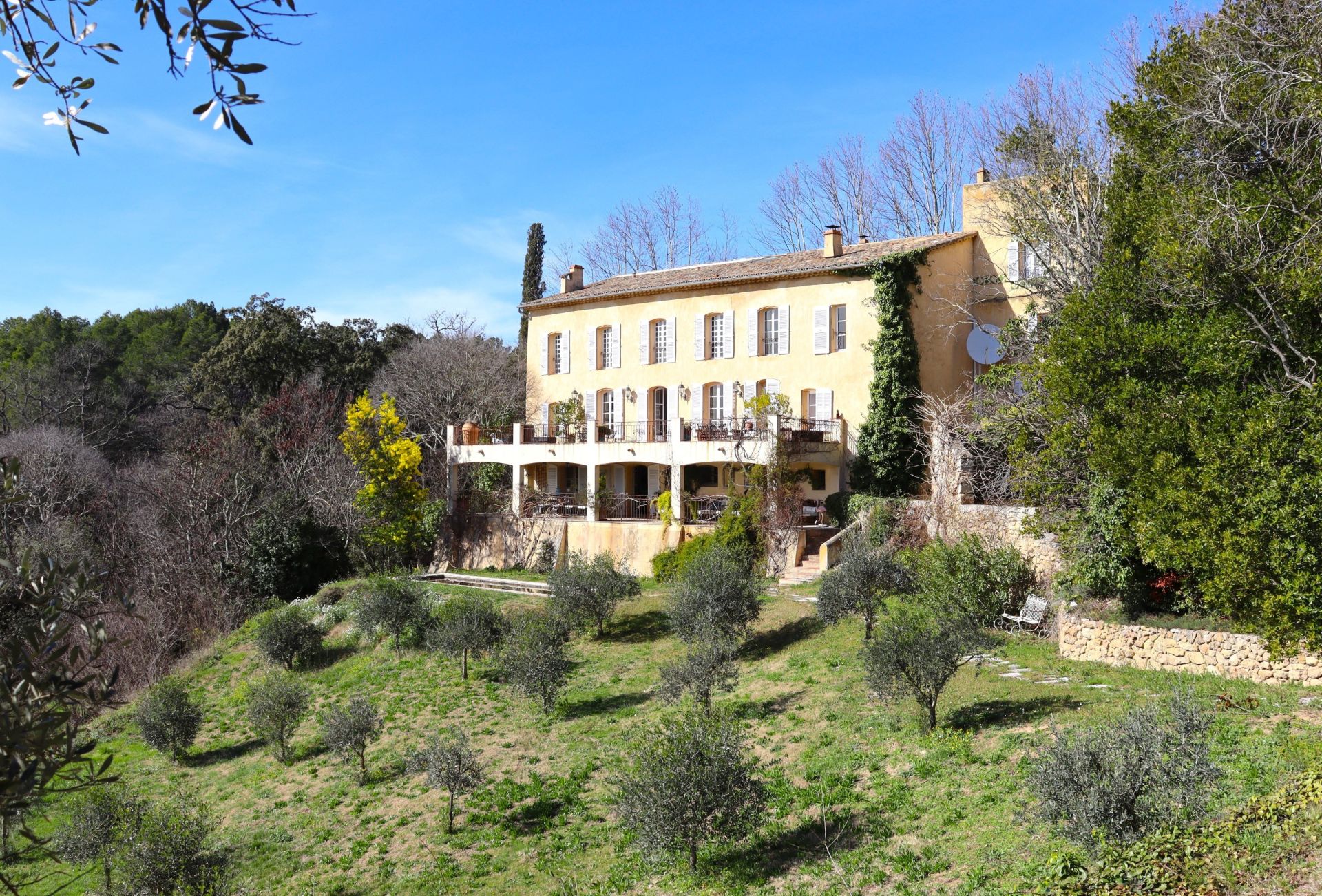 mansion 20 Rooms for sale on LORGUES (83510)