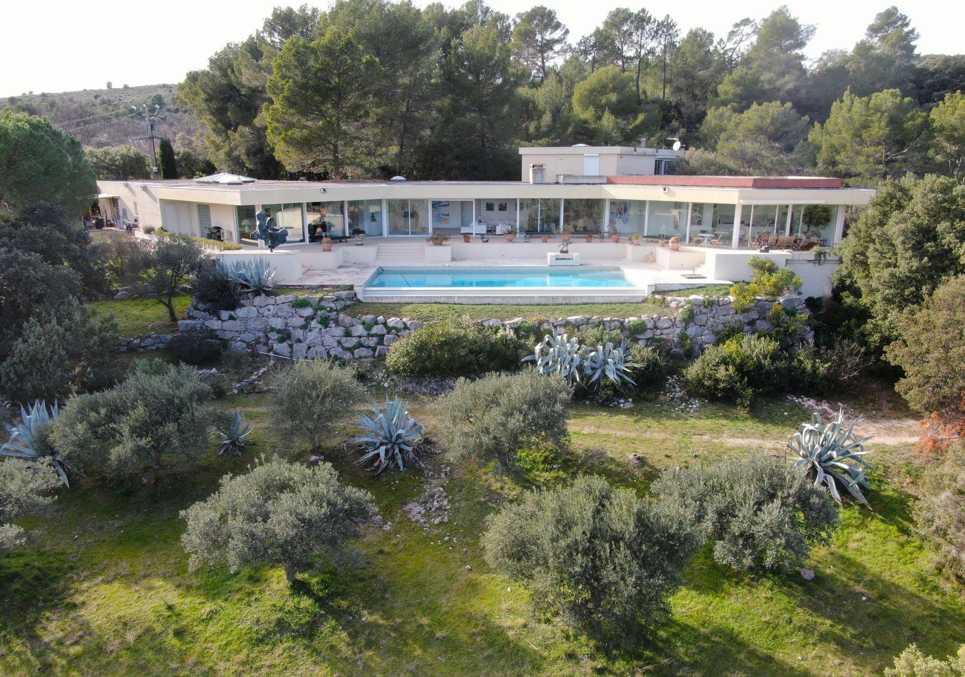 contemporary house 11 Rooms for sale on SALERNES (83690)