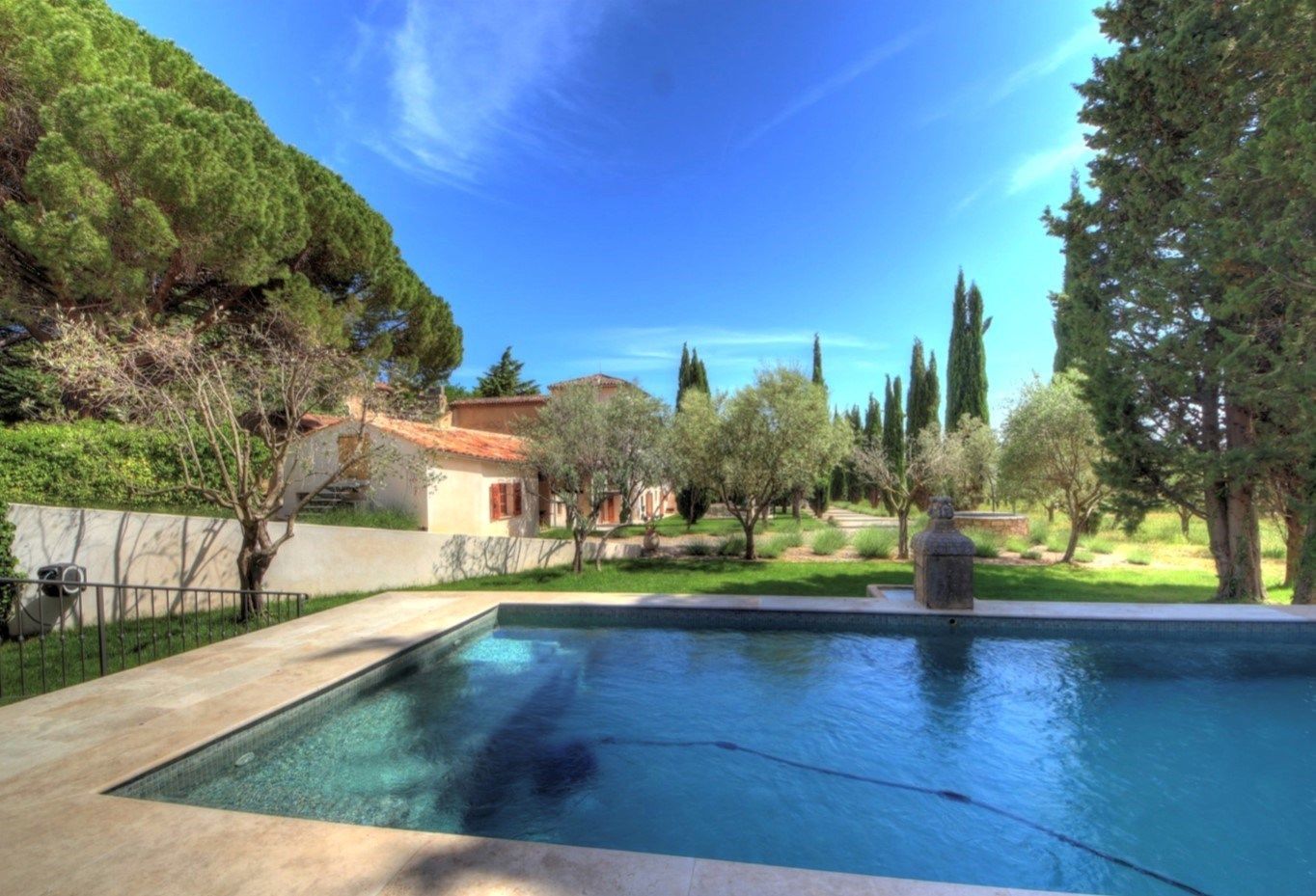 maison provençale 11 Pièces en vente sur AUPS (83630)