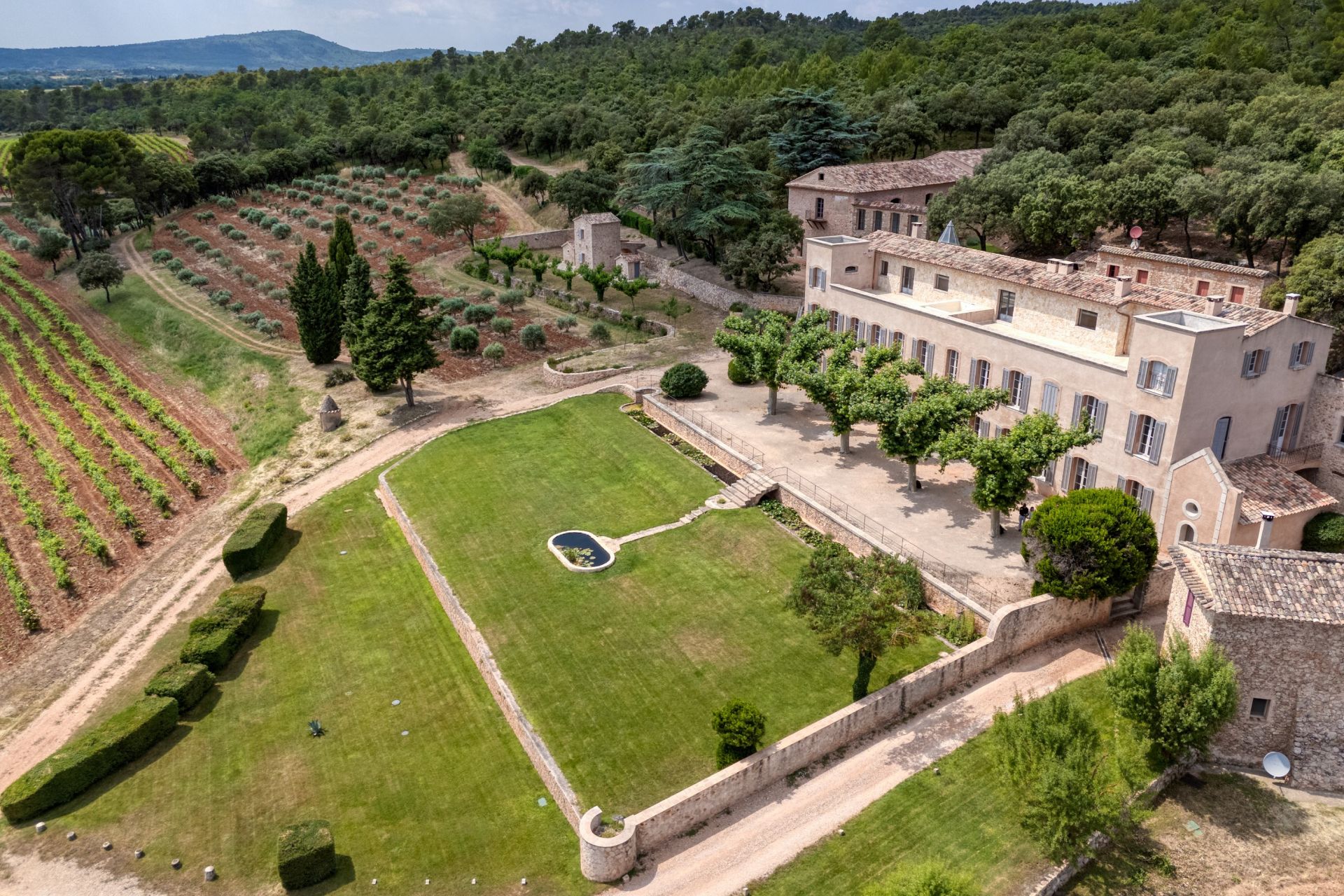 castle 30 Rooms for sale on FOX AMPHOUX (83670)