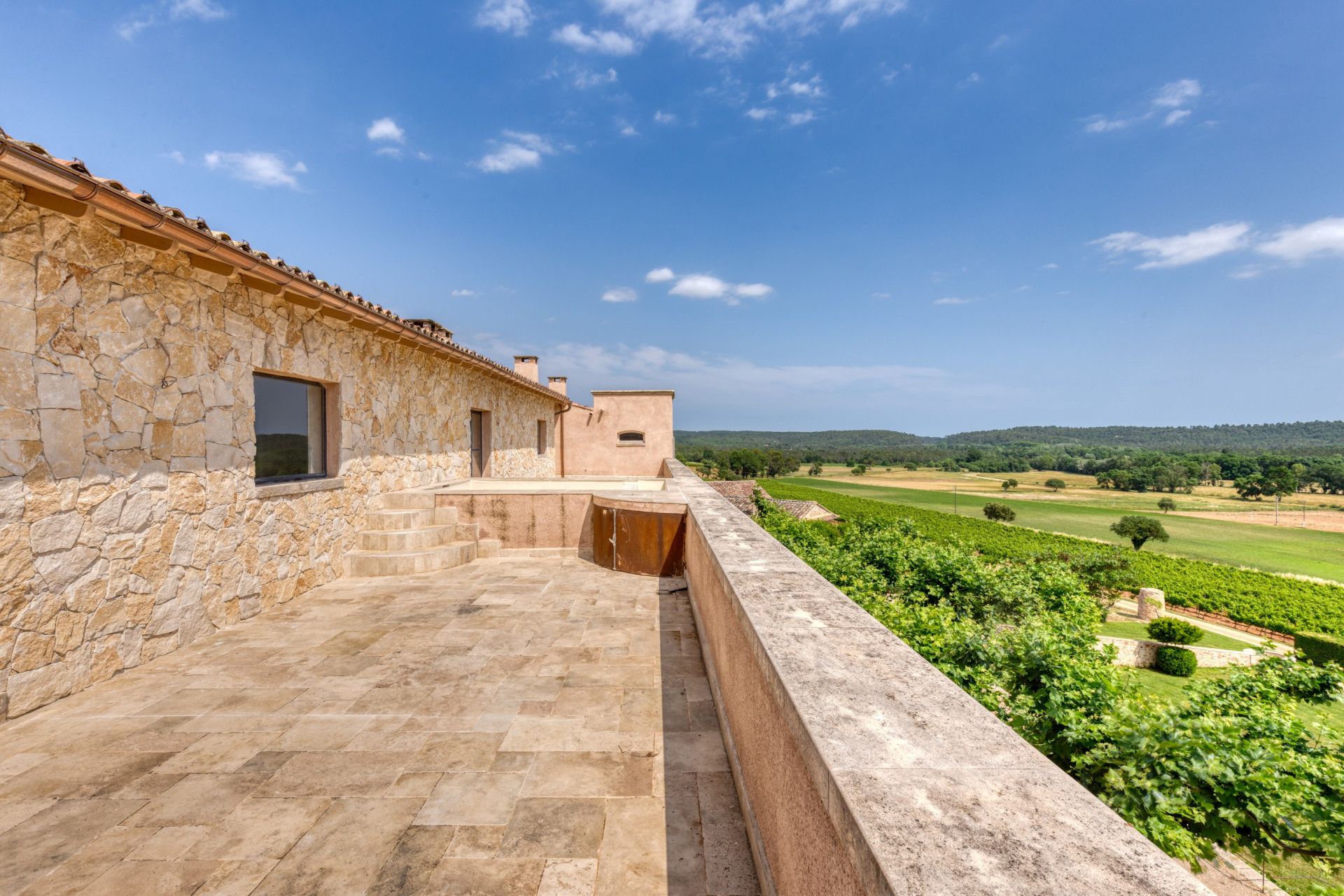 castle 30 Rooms for sale on FOX AMPHOUX (83670)