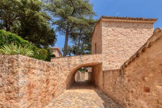 castle 30 Rooms for sale on FOX AMPHOUX (83670)