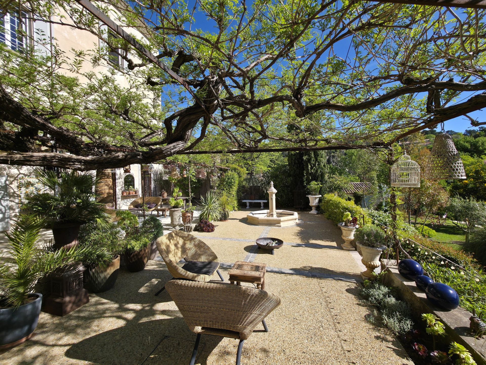 townhouse 6 Rooms for sale on FIGANIERES (83830)