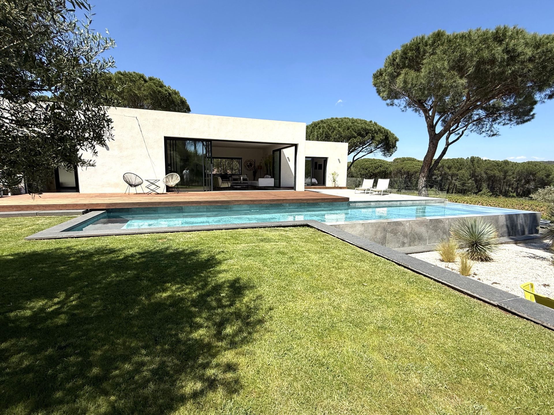 contemporary house 7 Rooms for sale on VIDAUBAN (83550)