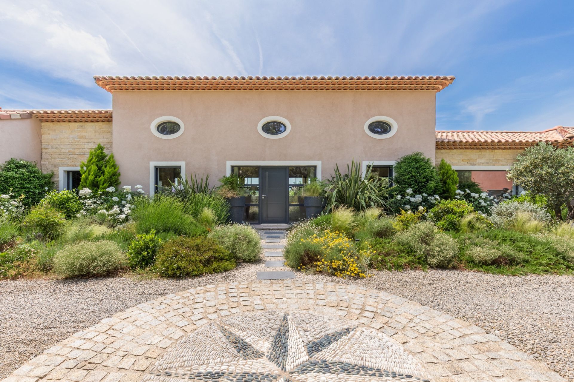 villa 6 Rooms for sale on AUPS (83630)