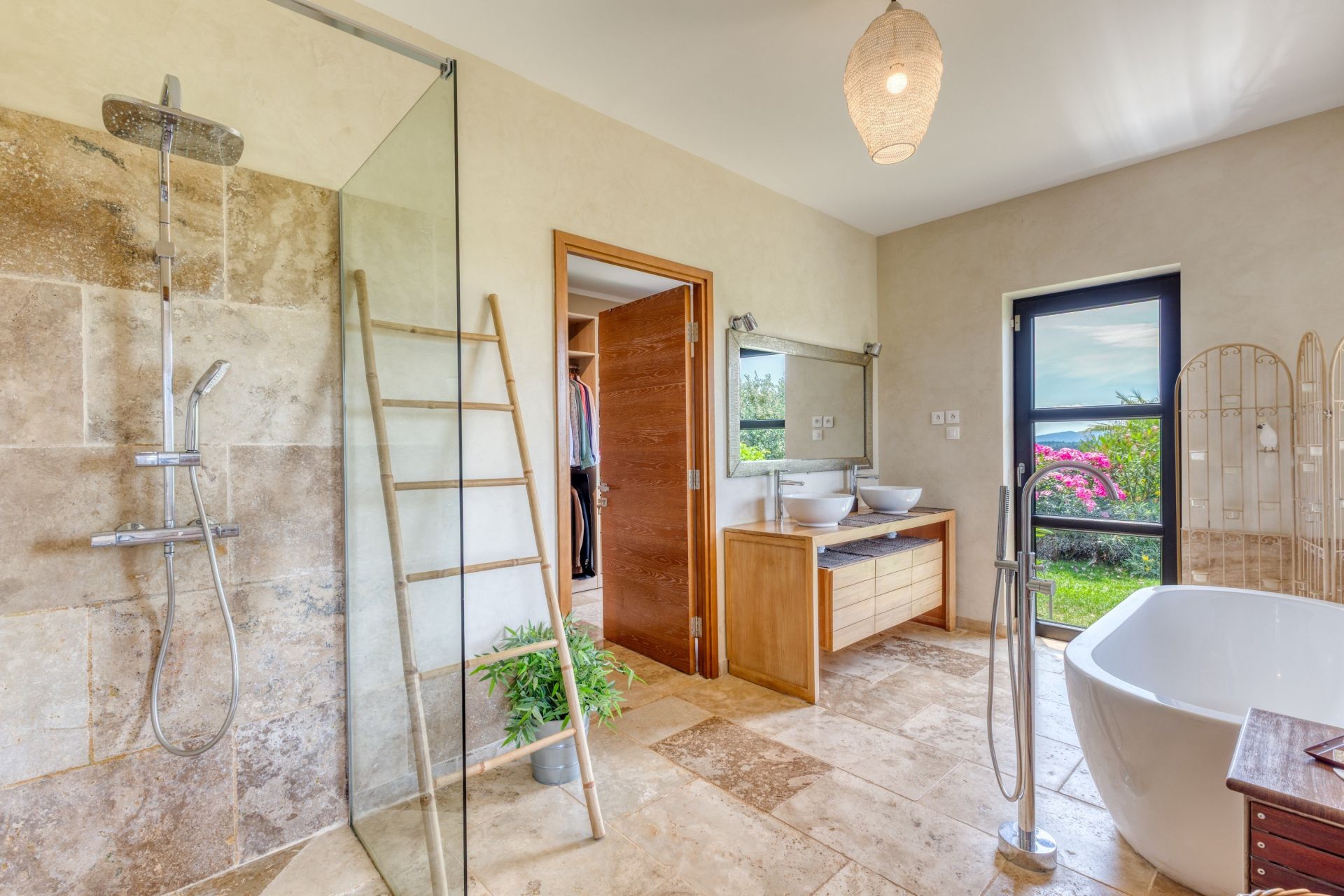 villa 6 Rooms for sale on AUPS (83630)