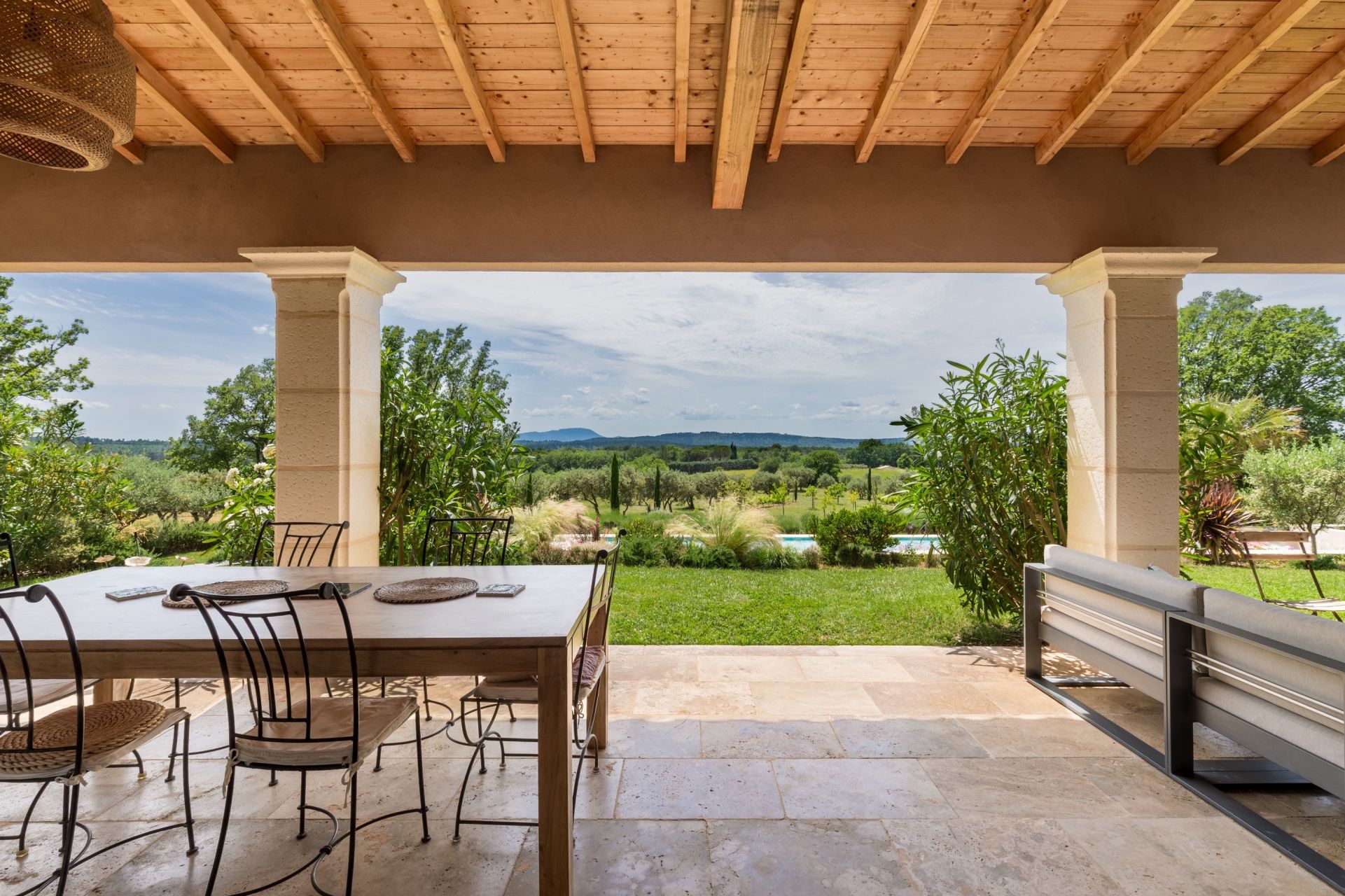 villa 6 Rooms for sale on AUPS (83630)