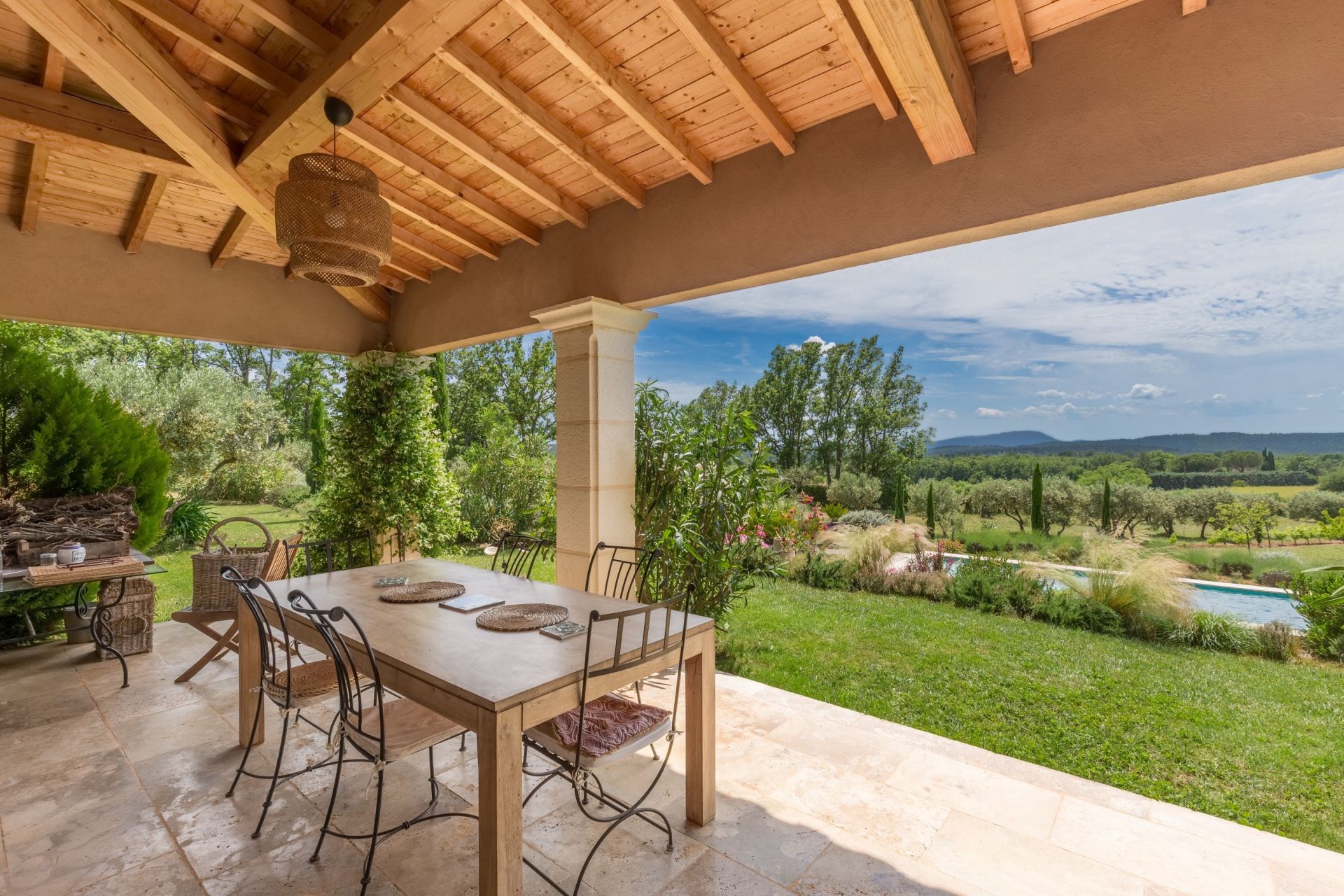 villa 6 Rooms for sale on AUPS (83630)