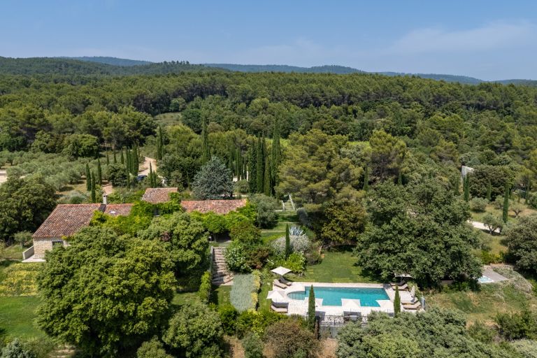 propriété 8 Pièces en vente sur FLAYOSC (83780)