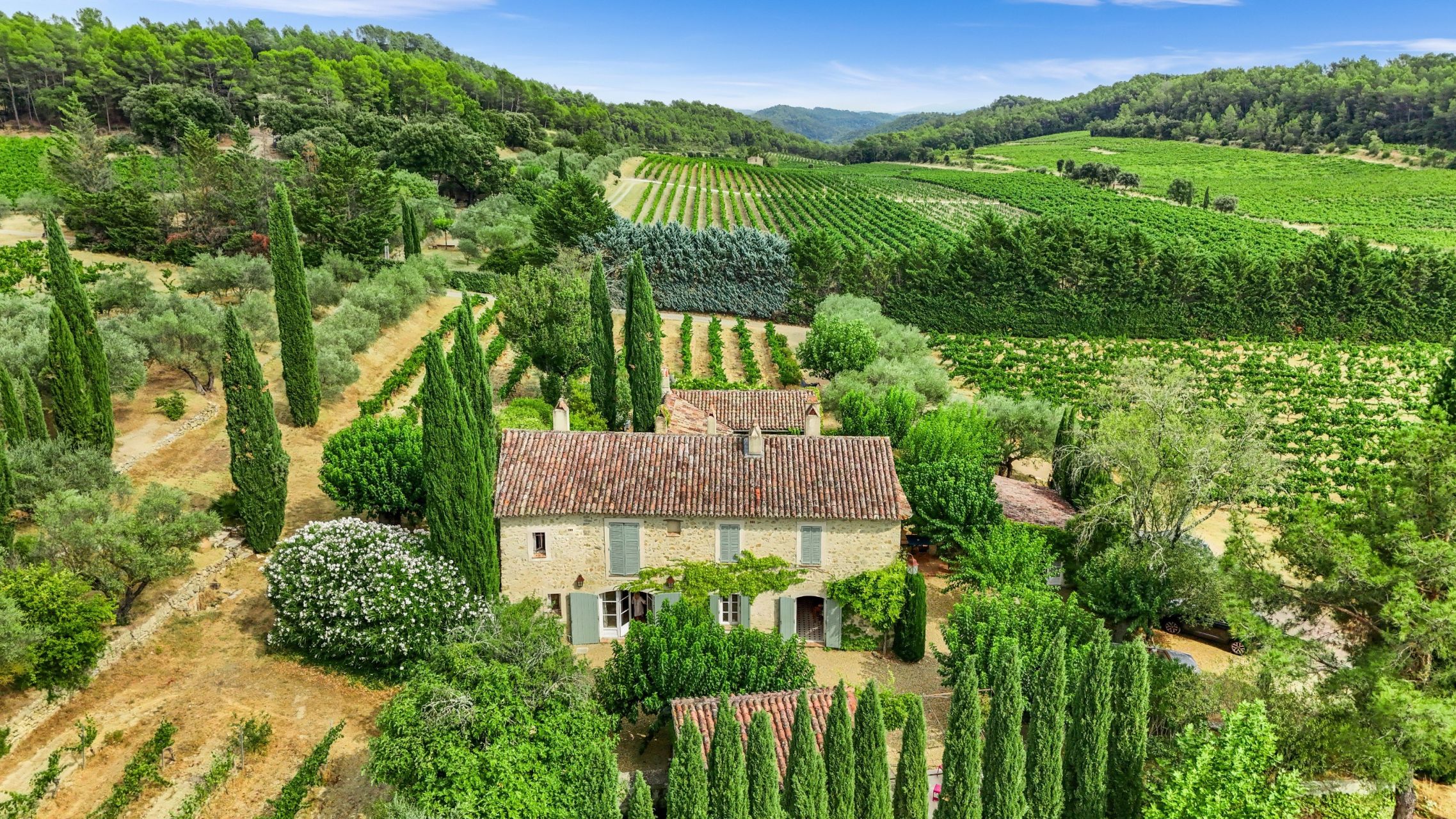 wine estate 11 Rooms for sale on ENTRECASTEAUX (83570)