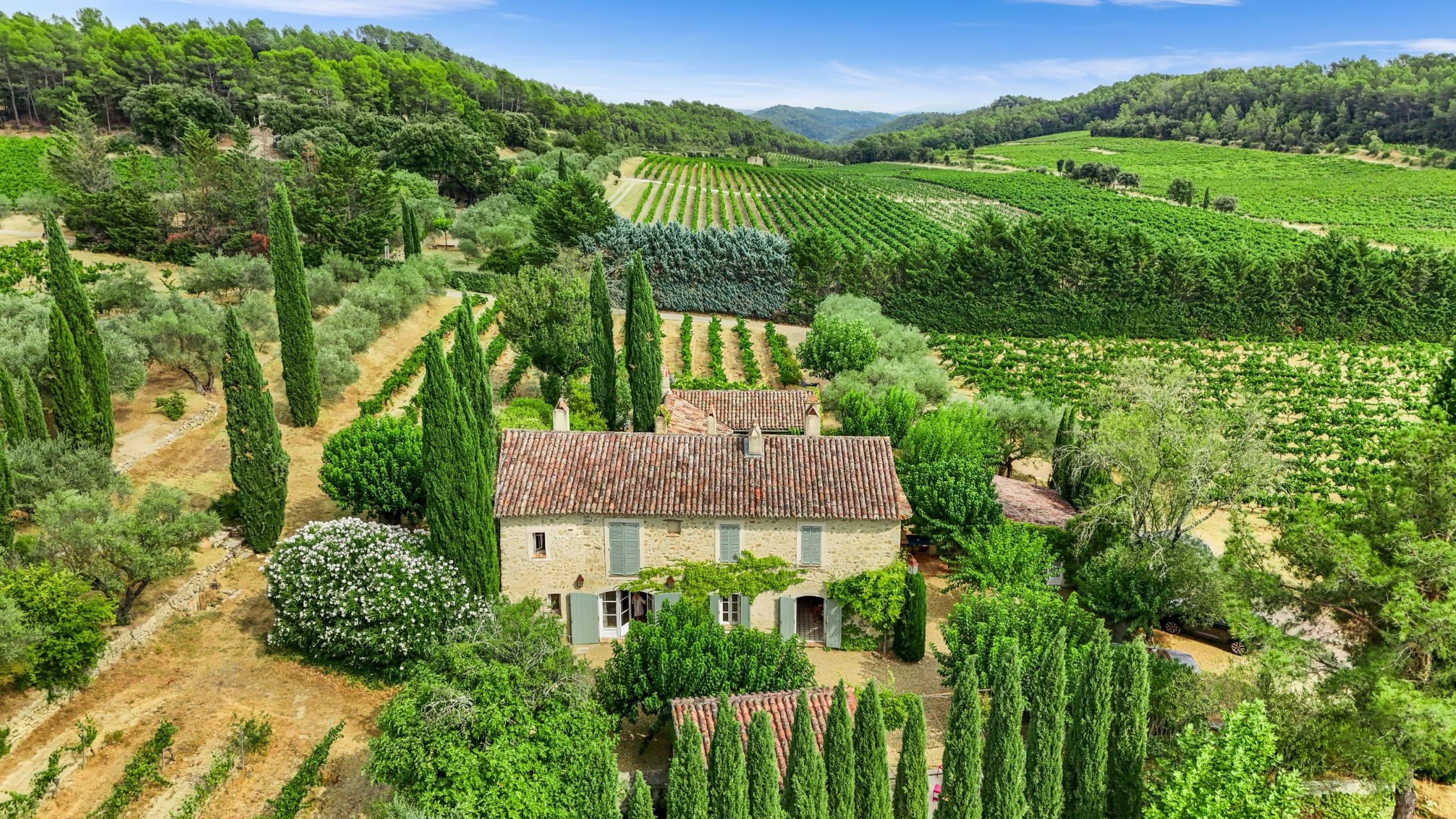 wine estate 11 Rooms for sale on ENTRECASTEAUX (83570)