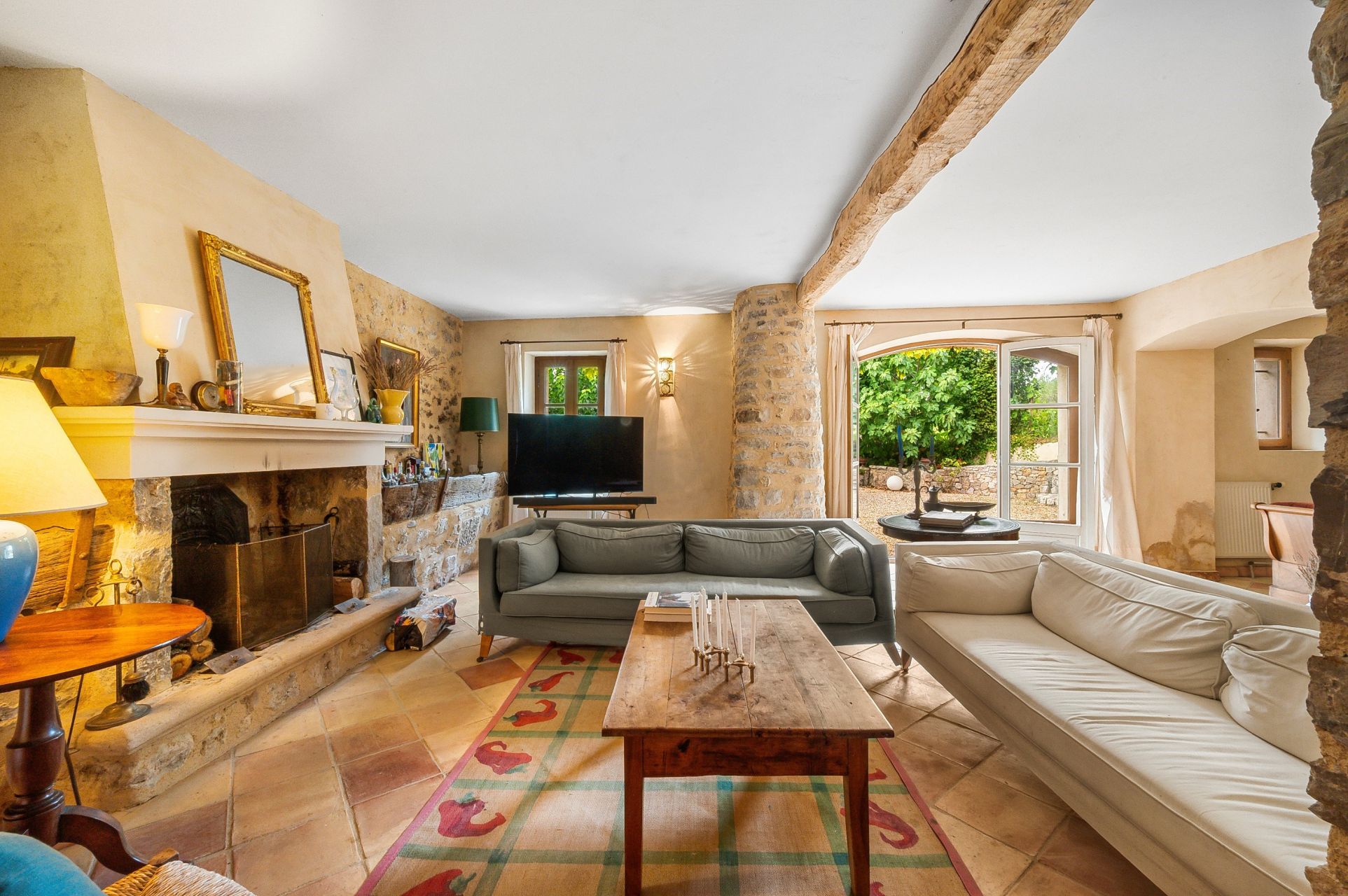 wine estate 11 Rooms for sale on ENTRECASTEAUX (83570)