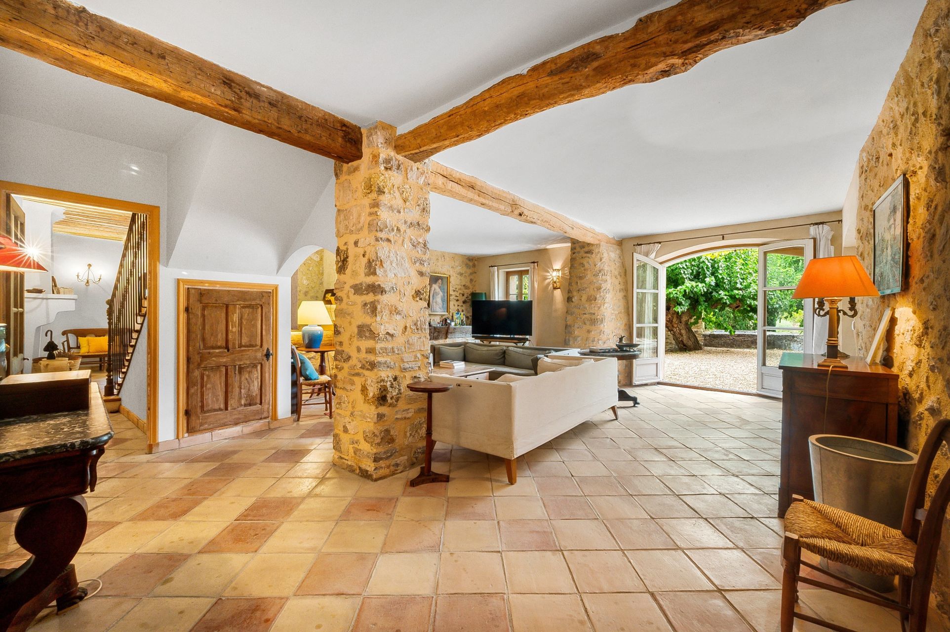 wine estate 11 Rooms for sale on ENTRECASTEAUX (83570)