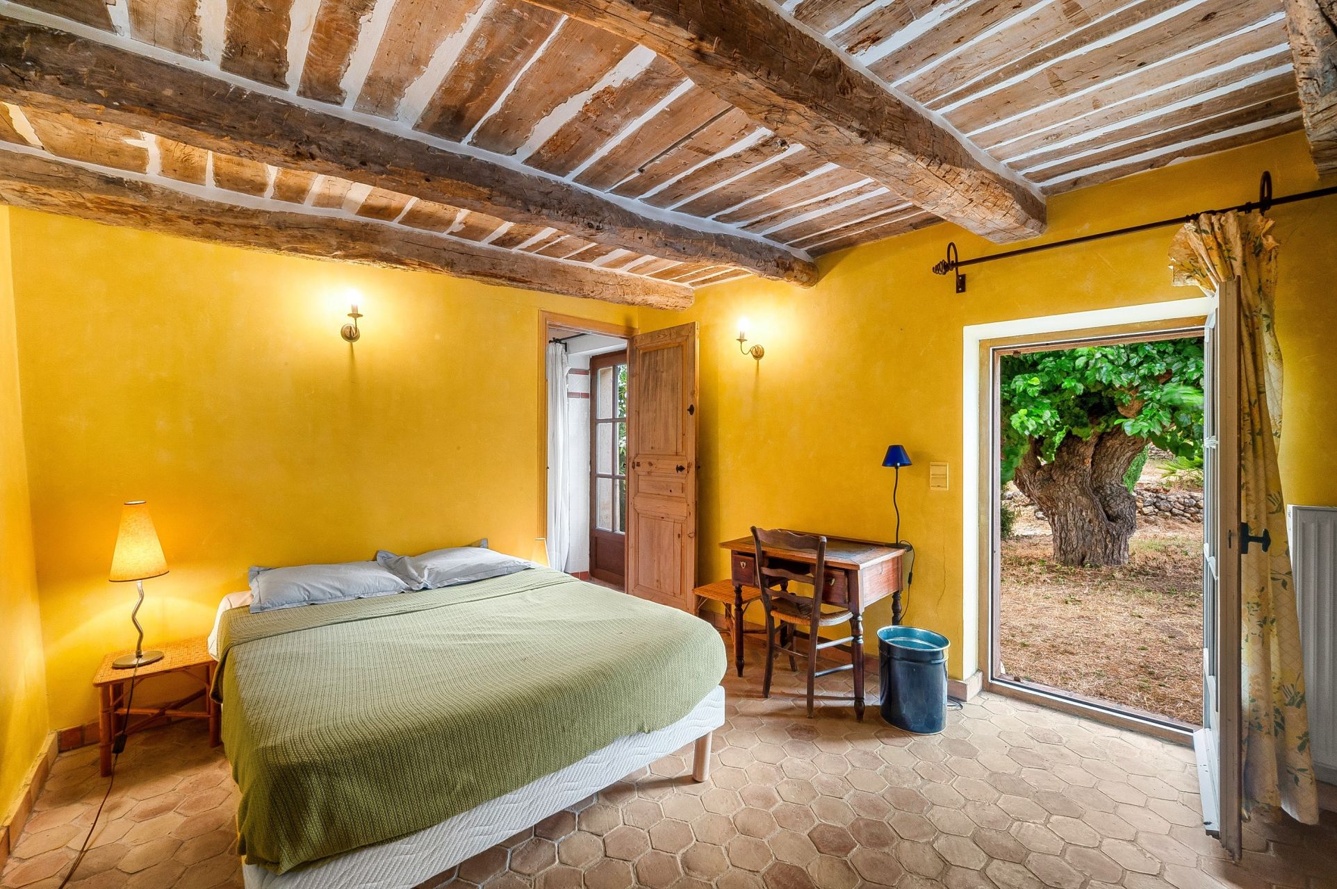 wine estate 11 Rooms for sale on ENTRECASTEAUX (83570)