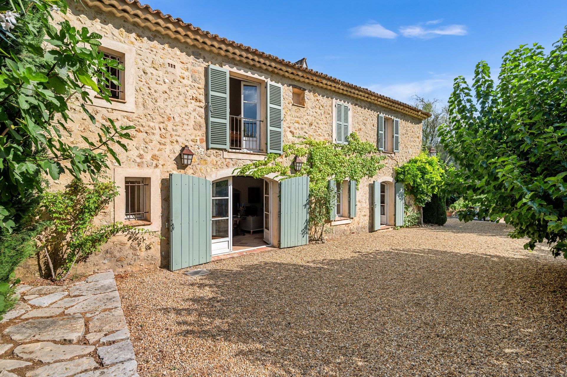 wine estate 11 Rooms for sale on ENTRECASTEAUX (83570)