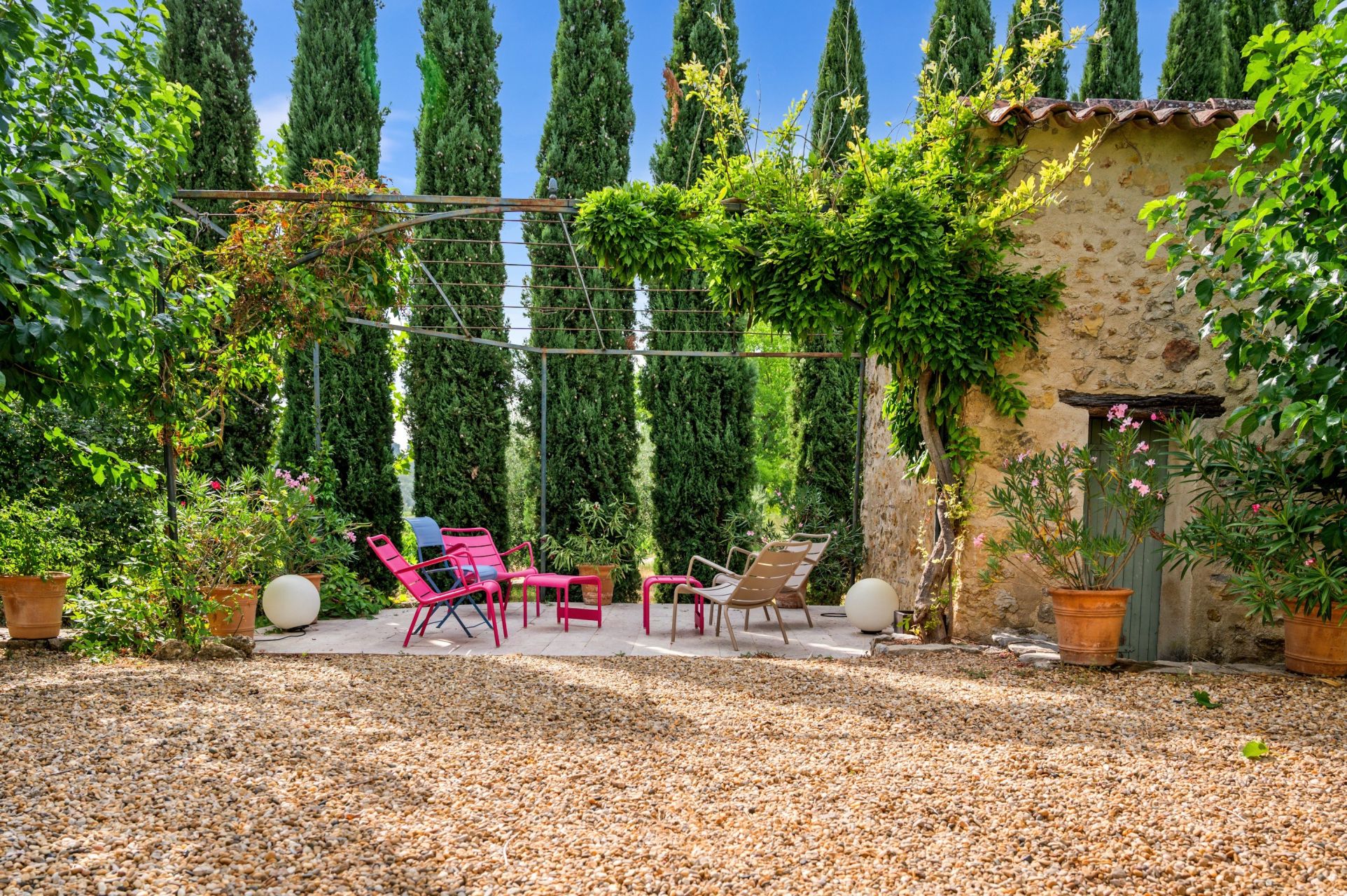wine estate 11 Rooms for sale on ENTRECASTEAUX (83570)