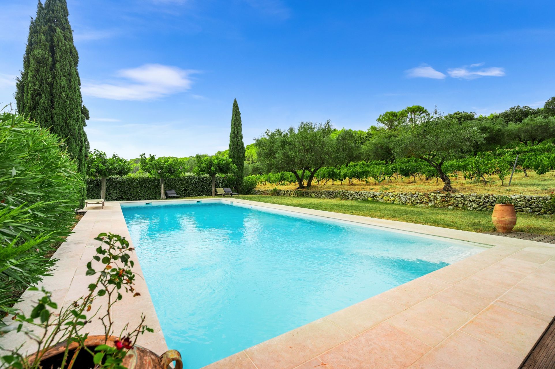 wine estate 11 Rooms for sale on ENTRECASTEAUX (83570)