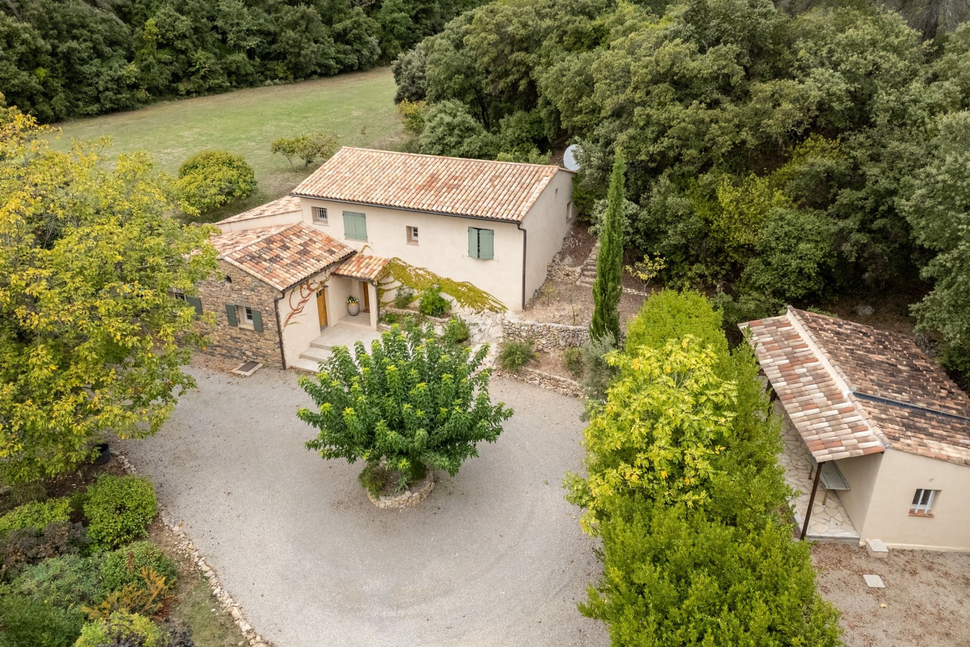 property 10 Rooms for sale on SALERNES (83690)