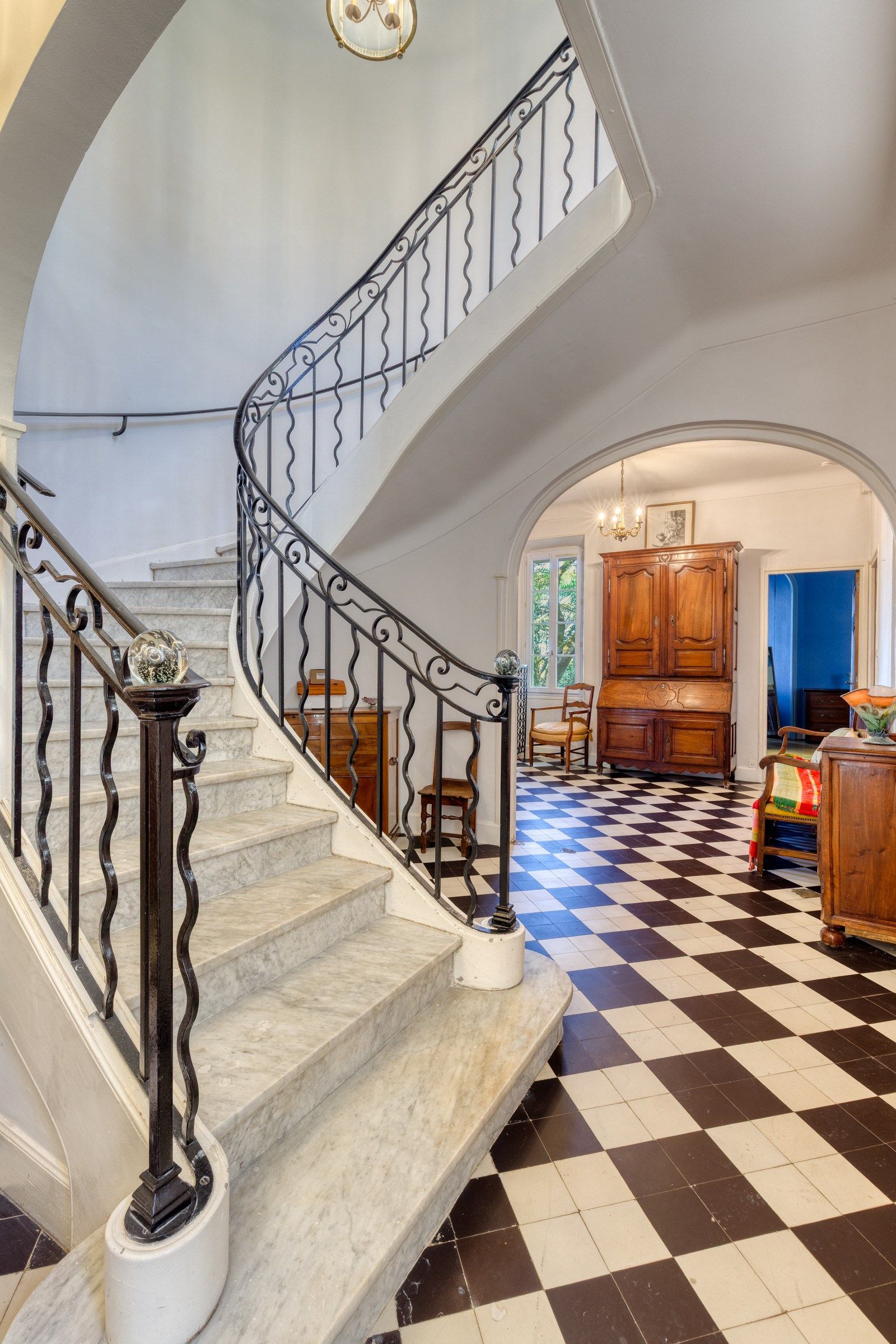 castle 8 Rooms for sale on CALLIAN (83440)