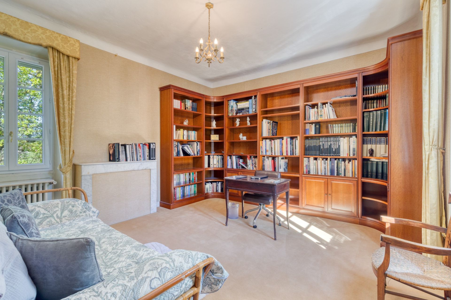 castle 8 Rooms for sale on CALLIAN (83440)