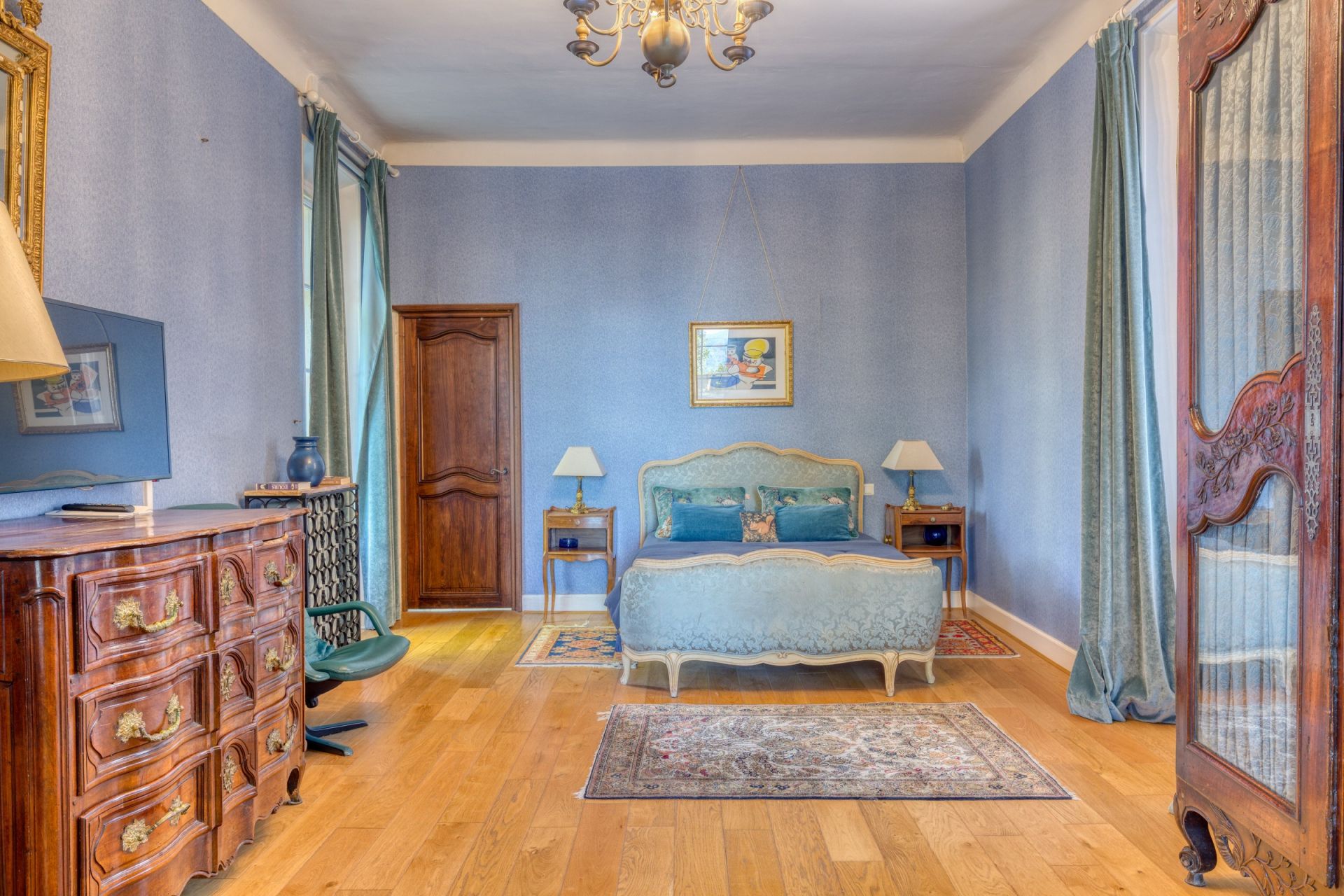 castle 8 Rooms for sale on CALLIAN (83440)