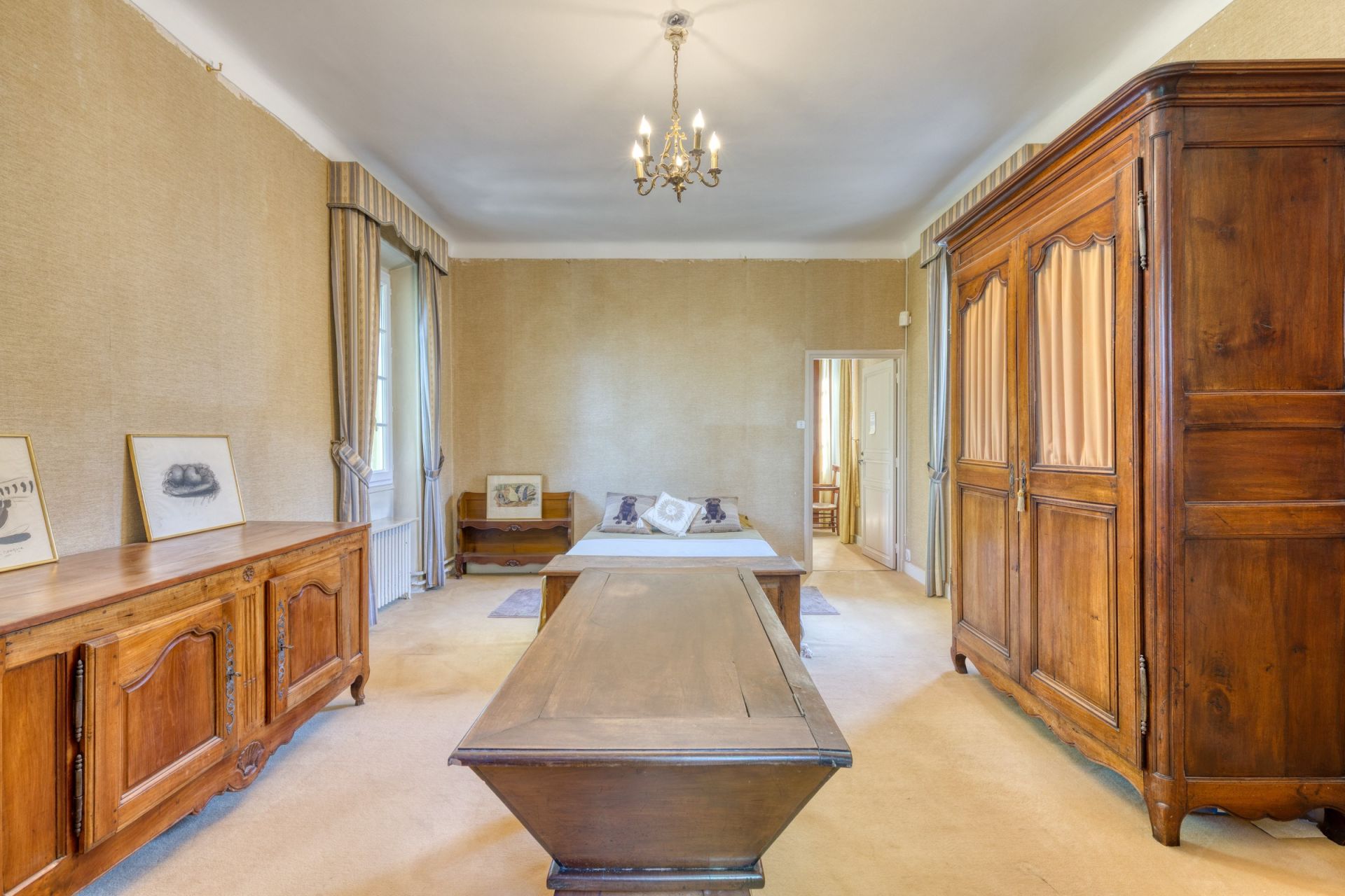 castle 8 Rooms for sale on CALLIAN (83440)