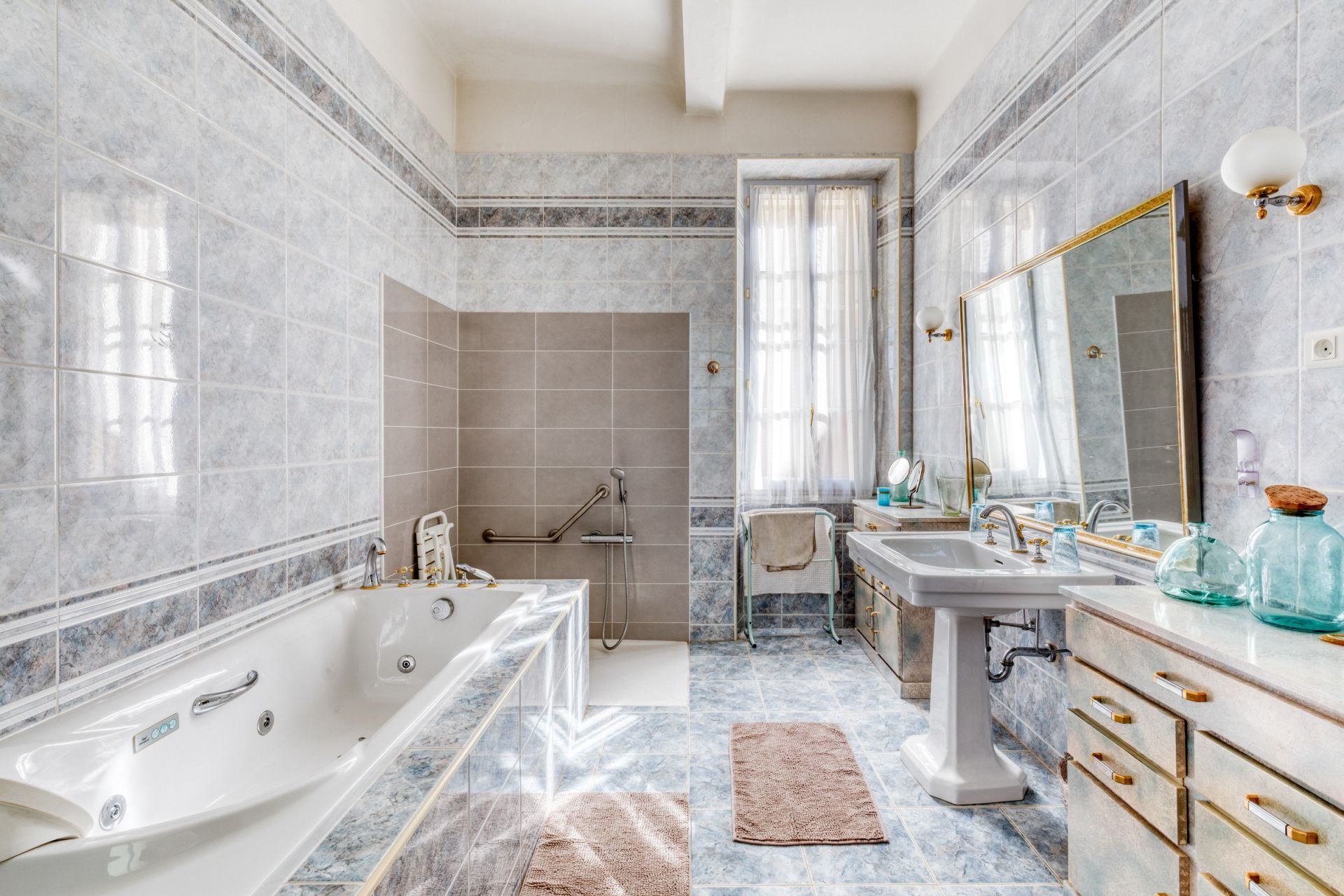 castle 8 Rooms for sale on CALLIAN (83440)