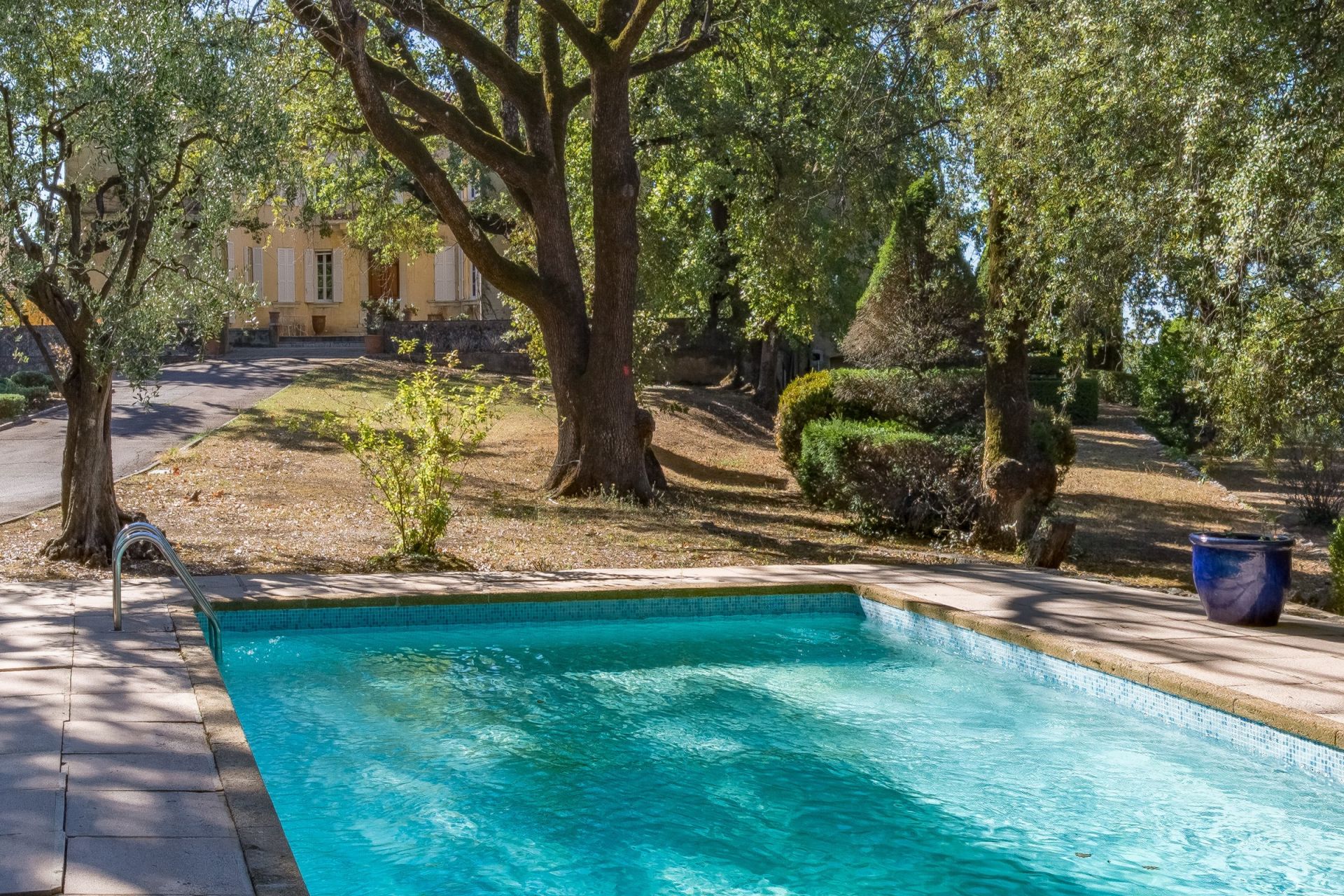 castle 8 Rooms for sale on CALLIAN (83440)