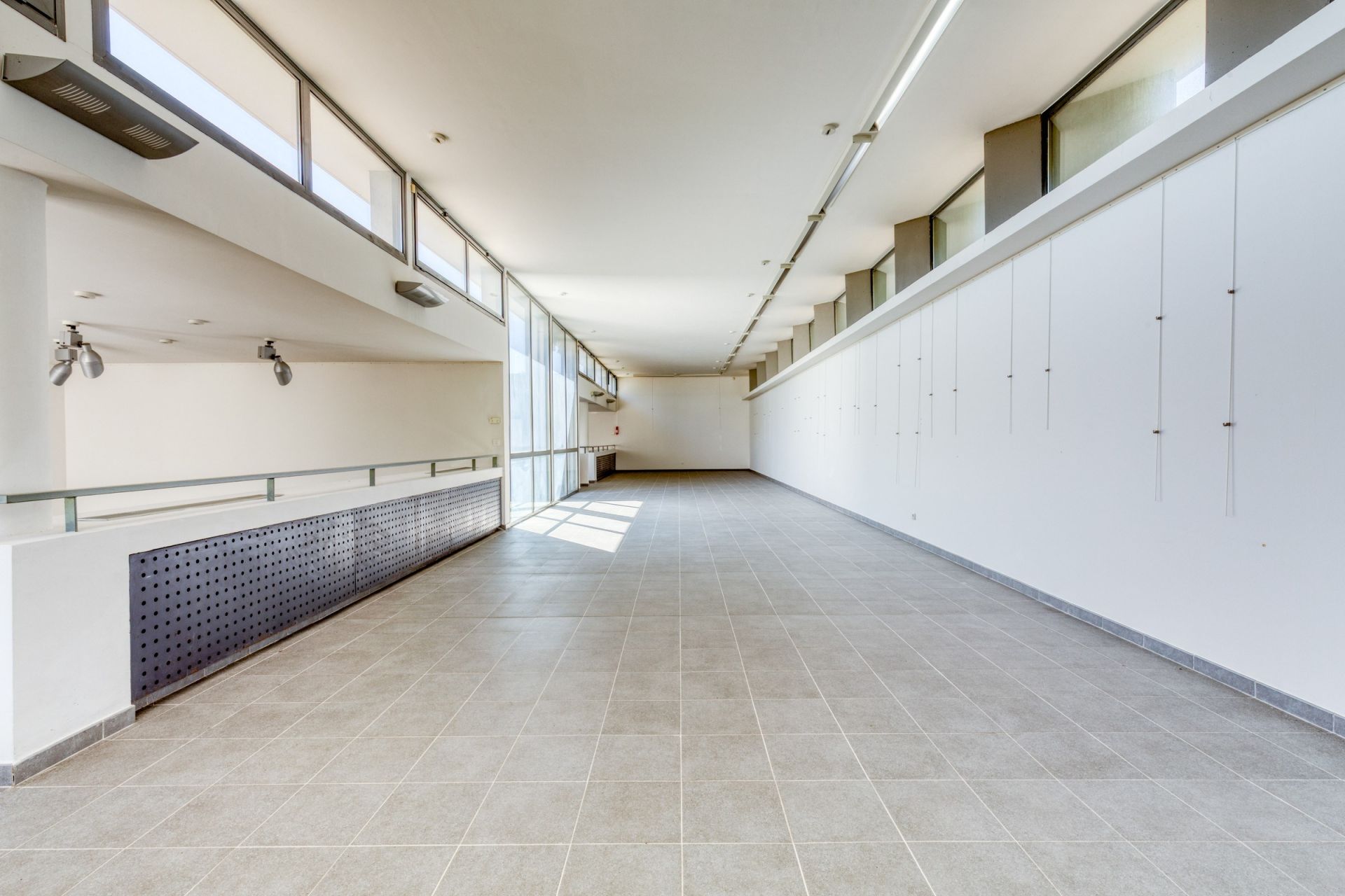 castle 8 Rooms for sale on CALLIAN (83440)