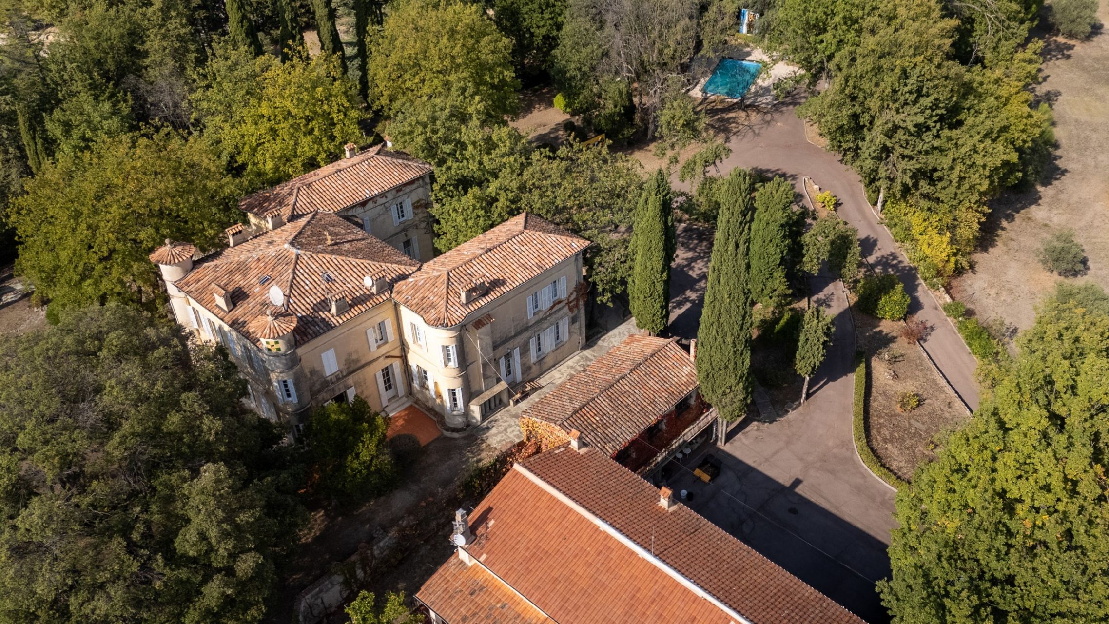 castle 8 Rooms for sale on CALLIAN (83440)