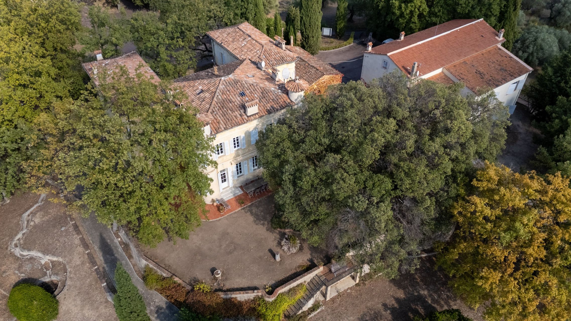 castle 8 Rooms for sale on CALLIAN (83440)