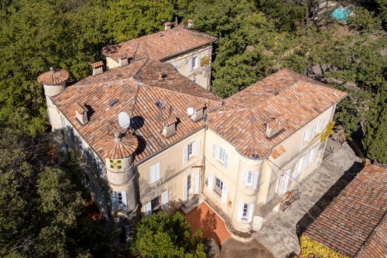 castle 8 Rooms for sale on CALLIAN (83440)