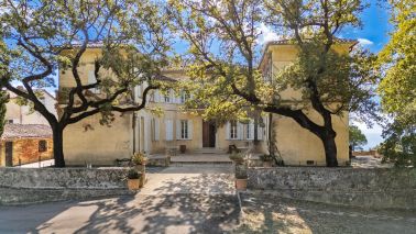 castle 8 Rooms for sale on CALLIAN (83440)