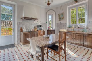 castle 8 Rooms for sale on CALLIAN (83440)