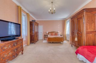 castle 8 Rooms for sale on CALLIAN (83440)