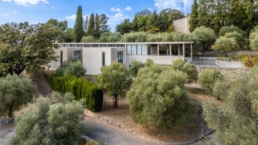 castle 8 Rooms for sale on CALLIAN (83440)