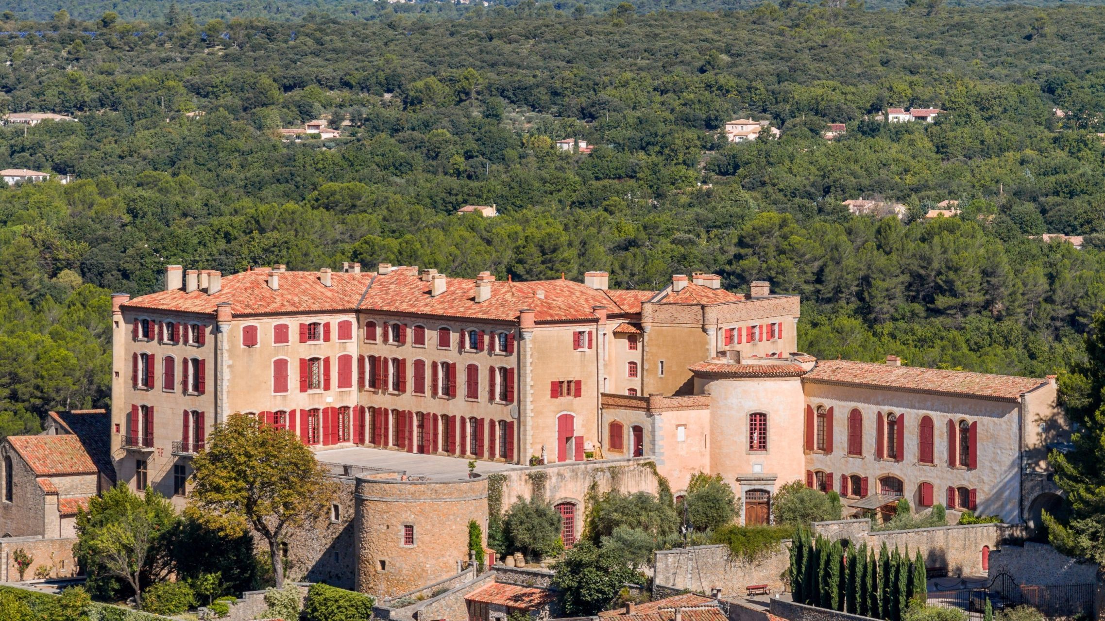 castle 99.9 Rooms for sale on LA VERDIERE (83560)