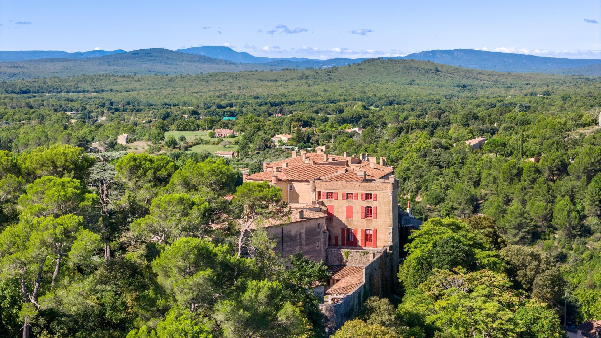 castle 99.9 Rooms for sale on LA VERDIERE (83560)