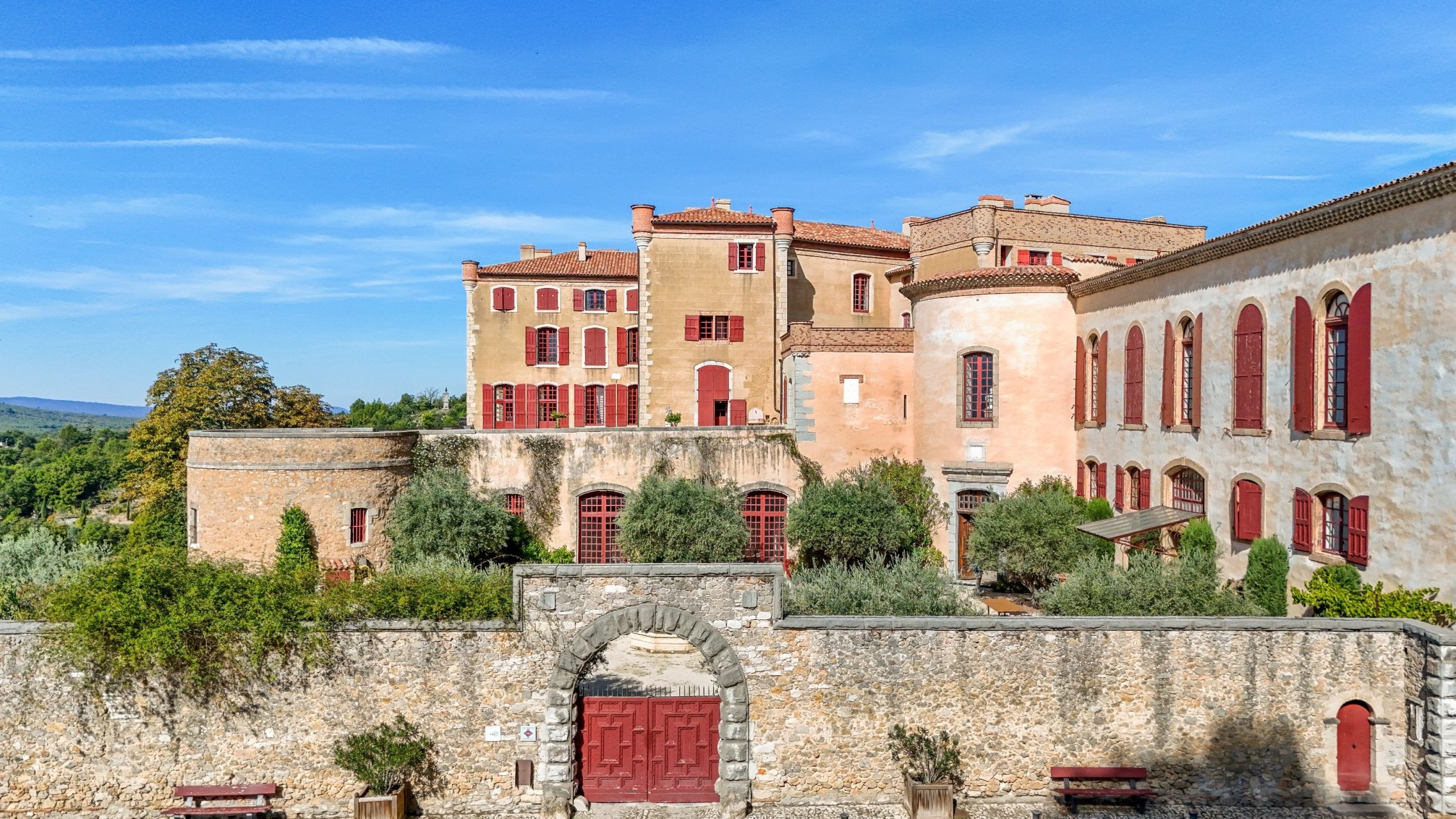 castle 99.9 Rooms for sale on LA VERDIERE (83560)